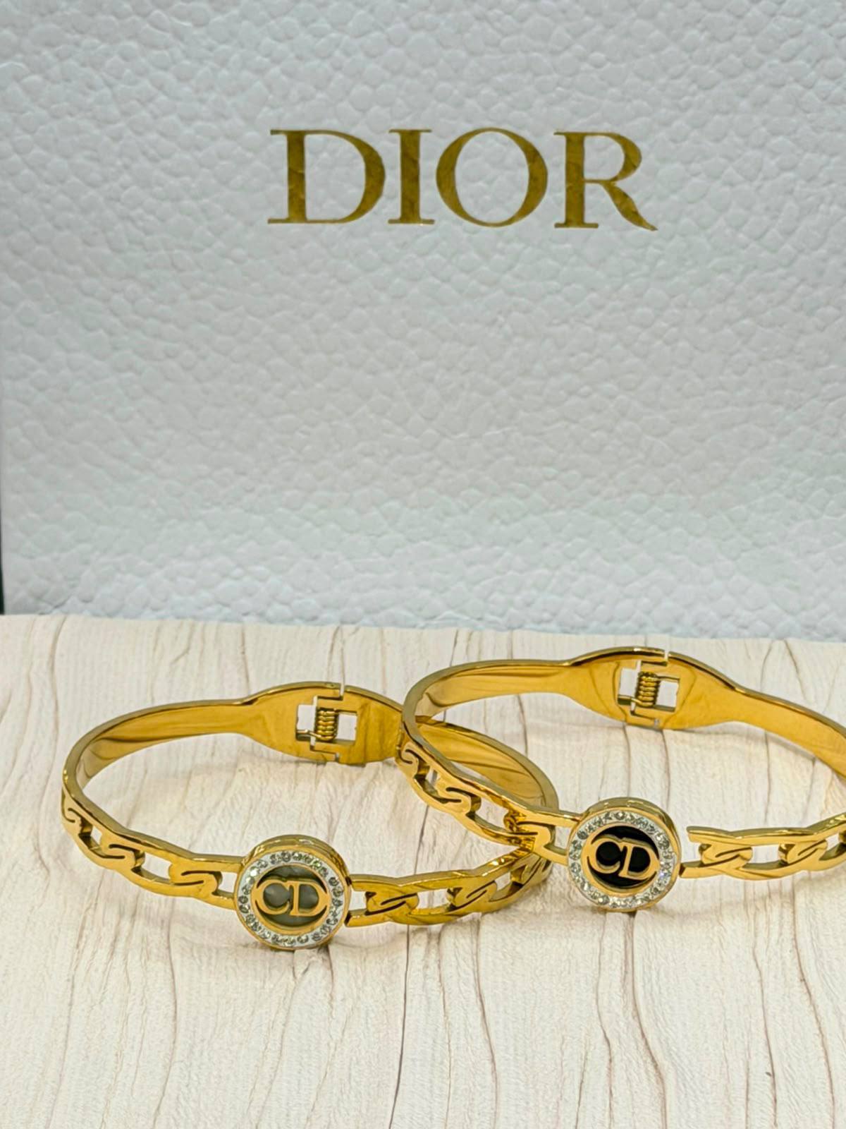Offer Bangle
Non tarnished 
Available more designs 

20 dhs🇦🇪simple box 📦 
30 dhs🇦🇪name box 🗃️

Zain48
♥️♥️♥️