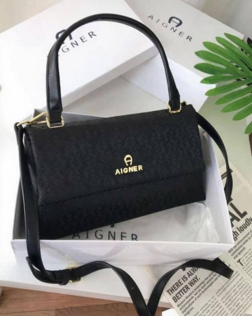 Aigner 

100 dhs 🇦🇪🇦🇪🇦🇪
with box

Zain26
♥️♥️♥️