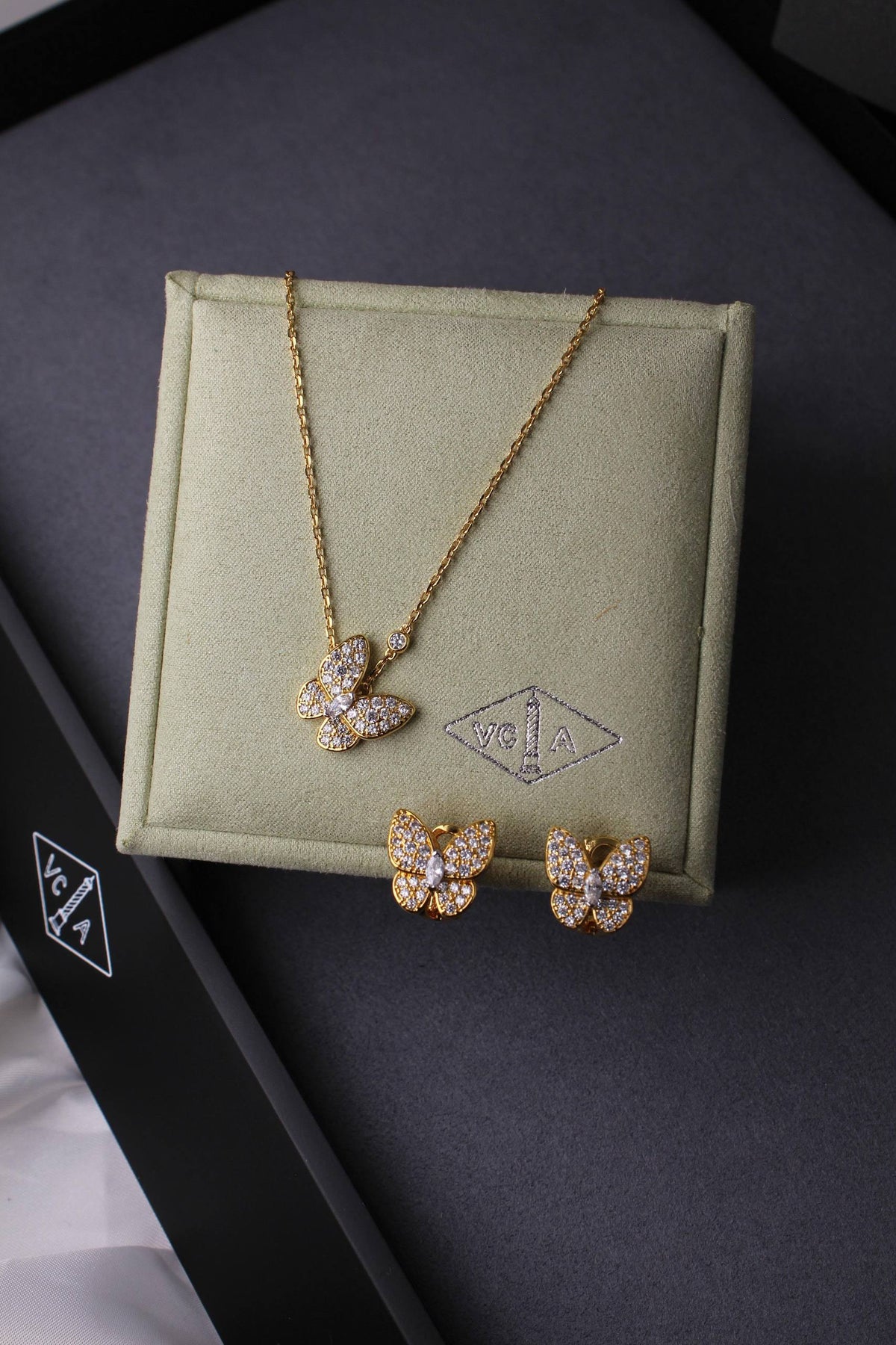 VanCleef & Arpels


Butterfly Full Stone Necklace & earings
18K yellow gold, white Gold plated with Stone
Super Master Quality 

For Price 👇 WhatsApp✅
0568585901 
0507557372
0552275751 Owner Zain 👌


Zain106
♥️♥️♥️