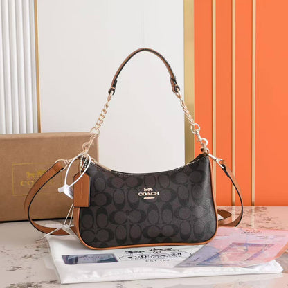 Coach
90 Dhs✅
With box
size 24×7×14cm

Zain42
♥️♥️♥️