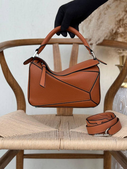 LOEWE
24cm
370 dhs🪙🌨️
Top quality 

With box🎁

Zain167
♥️♥️♥️