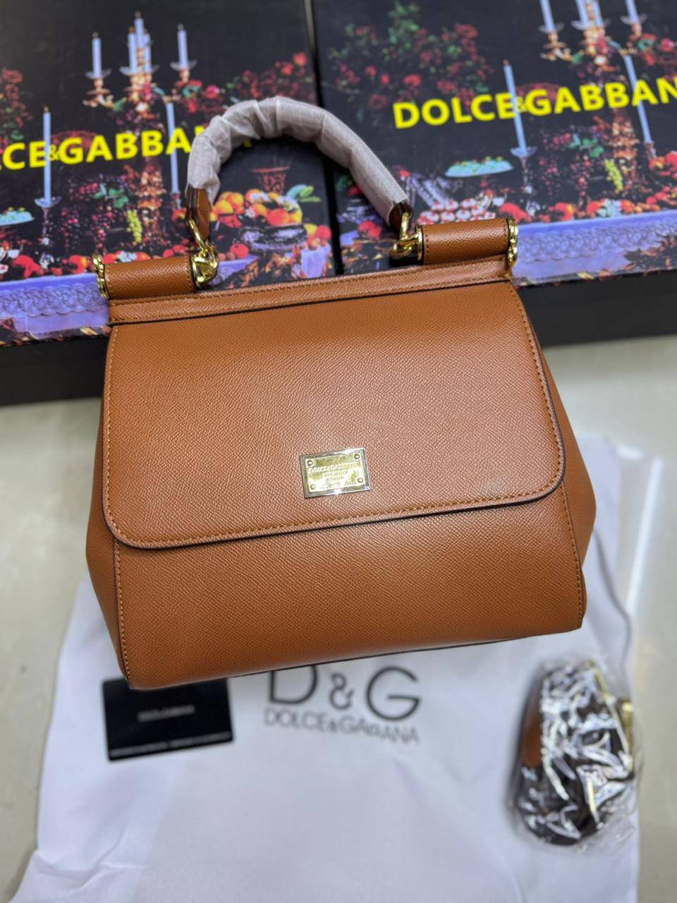 ❤️ Dolce & Gabbana 
1️⃣ First quality +🎁
Size : 25 * 22 * 13 cm
115 dhs💓
with box 🎁

Zain115
♥️♥️♥️