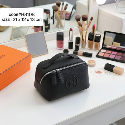 HERMES ᴍᴀᴋᴇ ᴜᴘ ʙᴀɢ
ᴍᴀᴛᴛᴇ ʟᴇᴀᴛʜᴇʀ ᴍᴀᴛᴇʀɪᴀʟ
ᴡɪᴛʜ ʟᴏɴɢ ʙᴇʟᴛ sᴛʀᴀᴘ
sɪʟᴠᴇʀ ʜᴀʀᴅᴡᴀʀᴇ
sɪᴢᴇ: 21 cm
ᴡɪᴛʜ BOX

75 dhs✅

Zain31
❣️❣️❣️