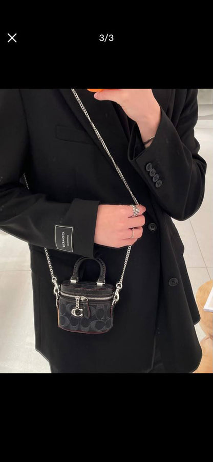 Coach
Coach 
90 dhs🇦🇪🇦🇪
with box
size 11×8.5×9cm

Zain42
♥️♥️♥️