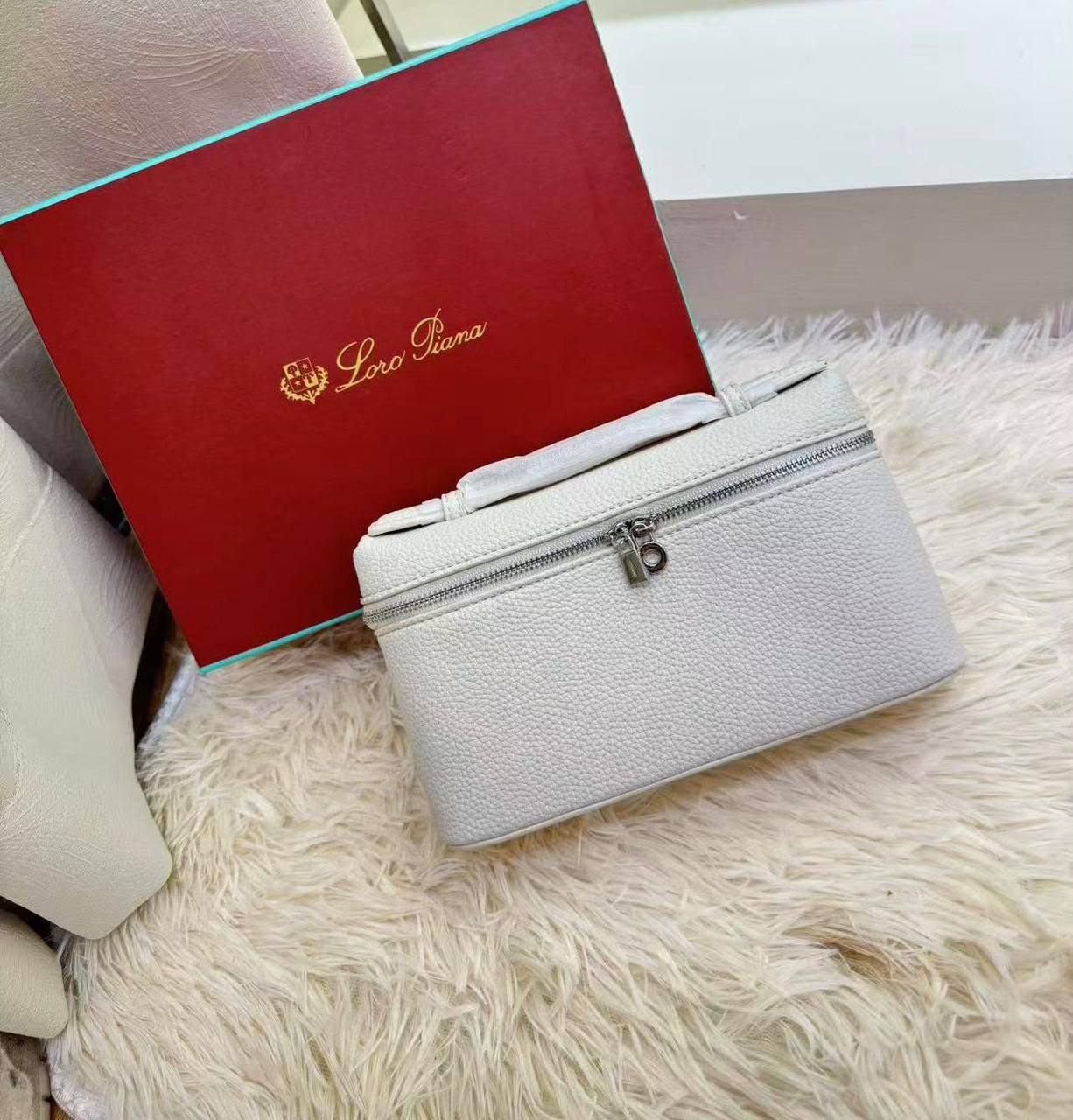 LORA PIANA 
GOOD QUALITY 
WITH BOX 
100 dhs🇦🇪🇦🇪

Zain295
♥️♥️♥️