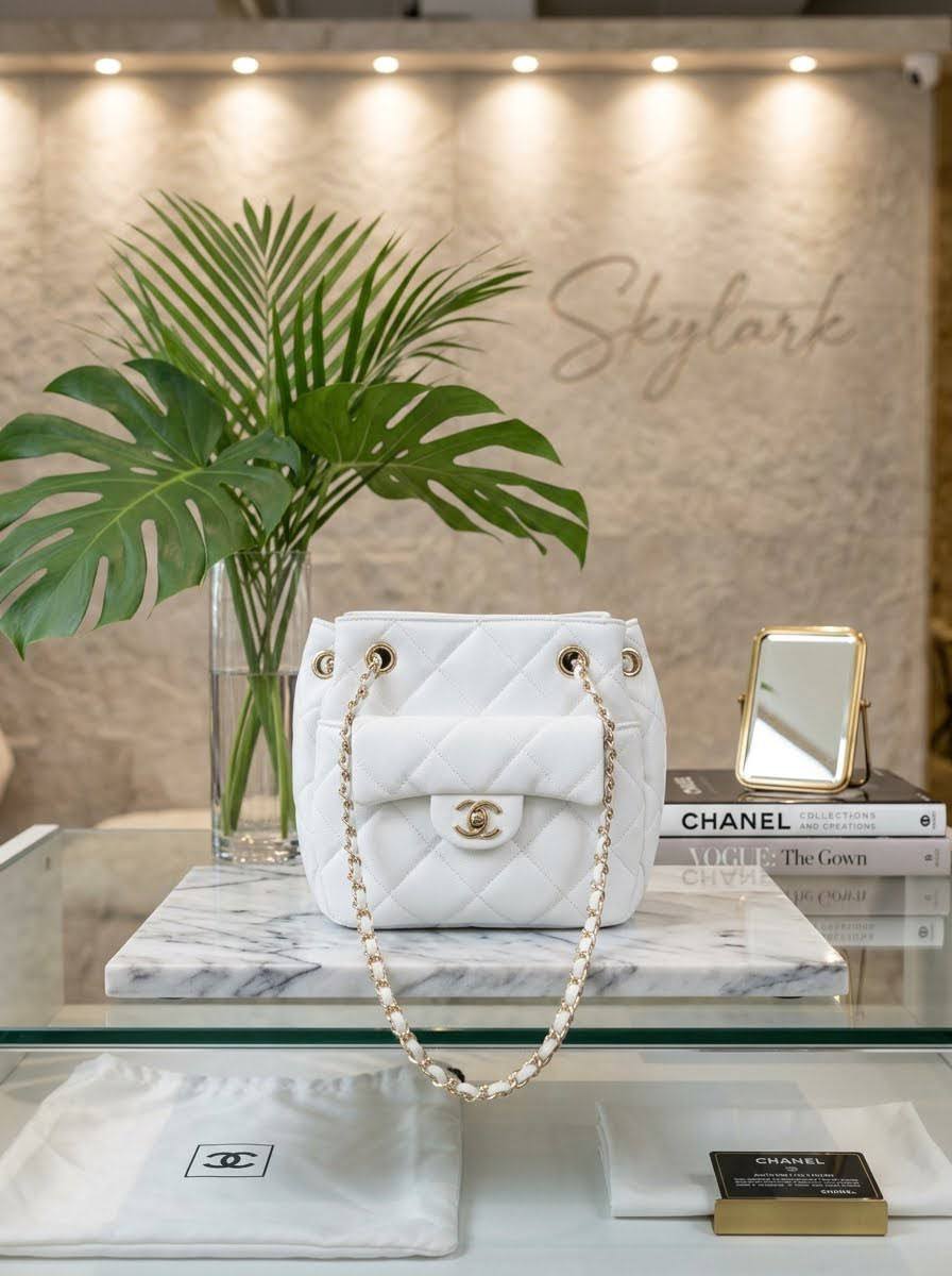 Chanel
20cmx20cmx8cm

110 dhs with box

Zain72
♥️♥️♥️