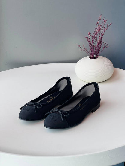 CHANEL ❤️🖤💛
Size 36-41
_Super master high quality*_ 
380 dhs✅

Zain176
♥️♥️♥️