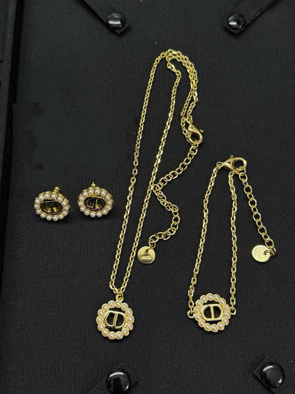 *Dior ❤️‍🔥*
Necklace 🦋
Earring💥
Bracelet 🐦‍🔥
Master quality 💯

With normal boxes 🗃️ 
150DHS🇦🇪🇦🇪
With master box 📦 
160 DHS🇦🇪🇦🇪🇦🇪

Zain216
♥️♥️♥️