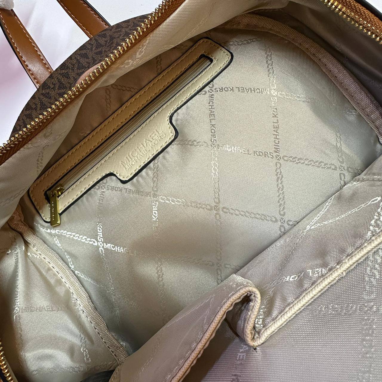 MK 
BACKPACK 
 GOOD QUALITY  
100 dhs🇦🇪🇦🇪

Zain295
♥️♥️♥️
