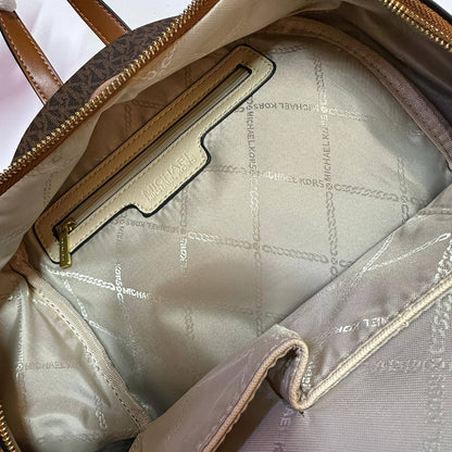 MK 
BACKPACK 
 GOOD QUALITY  
100 dhs🇦🇪🇦🇪

Zain295
♥️♥️♥️