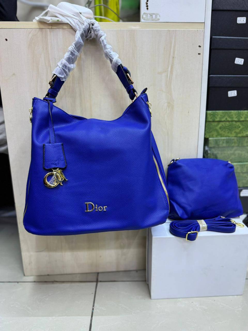 Dior 2 in 1

1⃣️ First quality

Size : 35 * 17 com
105 dhs🇦🇪🇦🇪

Zain115
♥️♥️♥️