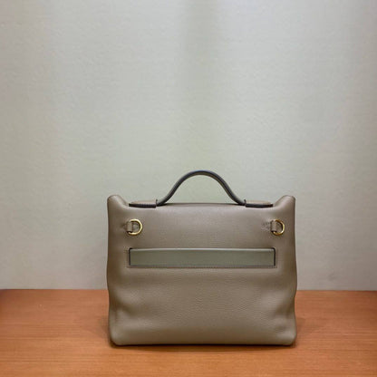 Hermes
maroon / etoupe / brown

Single rolled leather top handle

Classic, elegant and timeless🙂‍↔️

For Price 👇 WhatsApp✅
0568585901 
0507557372
0552275751 Owner Zain 👌

Zain325
♥️♥️♥️