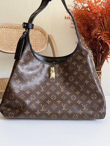 Available Again✨✨✨
LV
25cm
340 dhs🪙💚
39cm
380 dhs🪙💚
Top quality 
With box🎁

Zain167
♥️♥️♥️