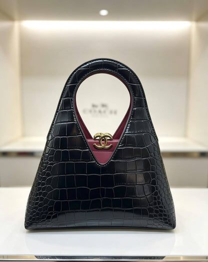 Chanel
23cm
150 dhs🇦🇪🇦🇪

with box
Zain118
♥️♥️♥️