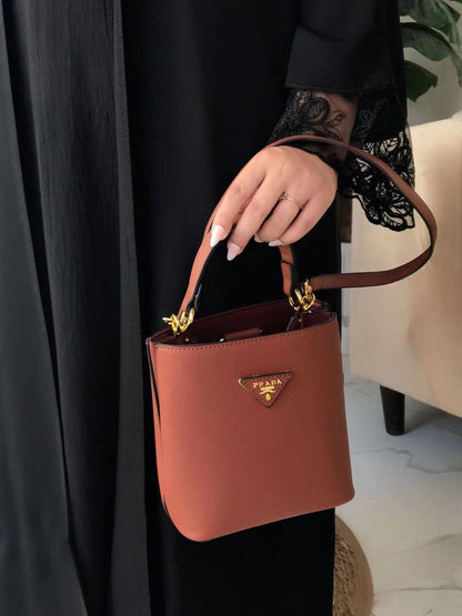 Prada
115 dhs✅

Good-quality 

with box
🎁🎁🎁

Zain35
♥️♥️♥️