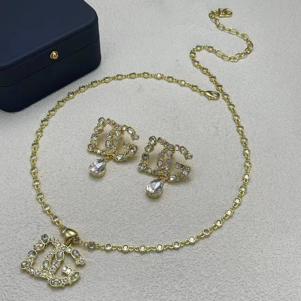 DOLCE&GABBANA 
Necklace 💥
Earring 🦋
Master quality 💯
With normal boxes 🗃️ 
125 dhs🇦🇪🇦🇪

Zain216
♥️♥️♥️