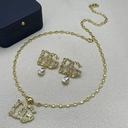 DOLCE&GABBANA 
Necklace 💥
Earring 🦋
Master quality 💯
With normal boxes 🗃️ 
125 dhs🇦🇪🇦🇪

Zain216
♥️♥️♥️
