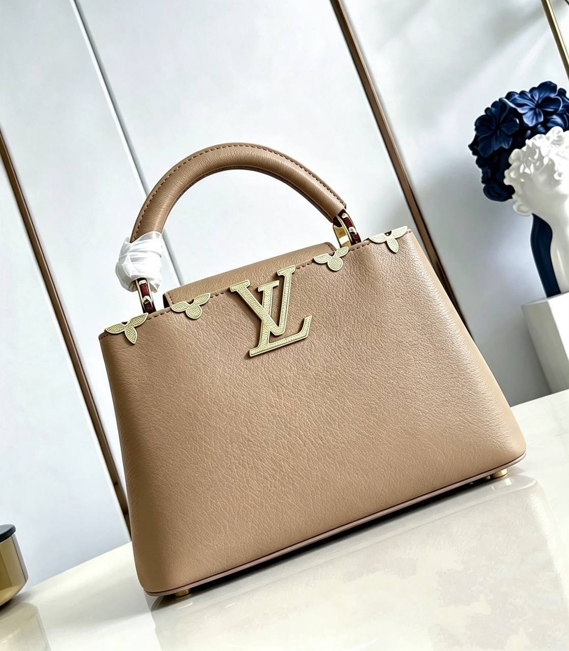 LV NEW CAME HIGH QUALITY WITH BOX 
150 dhs🇦🇪🇦🇪

Zain295
♥️♥️♥️