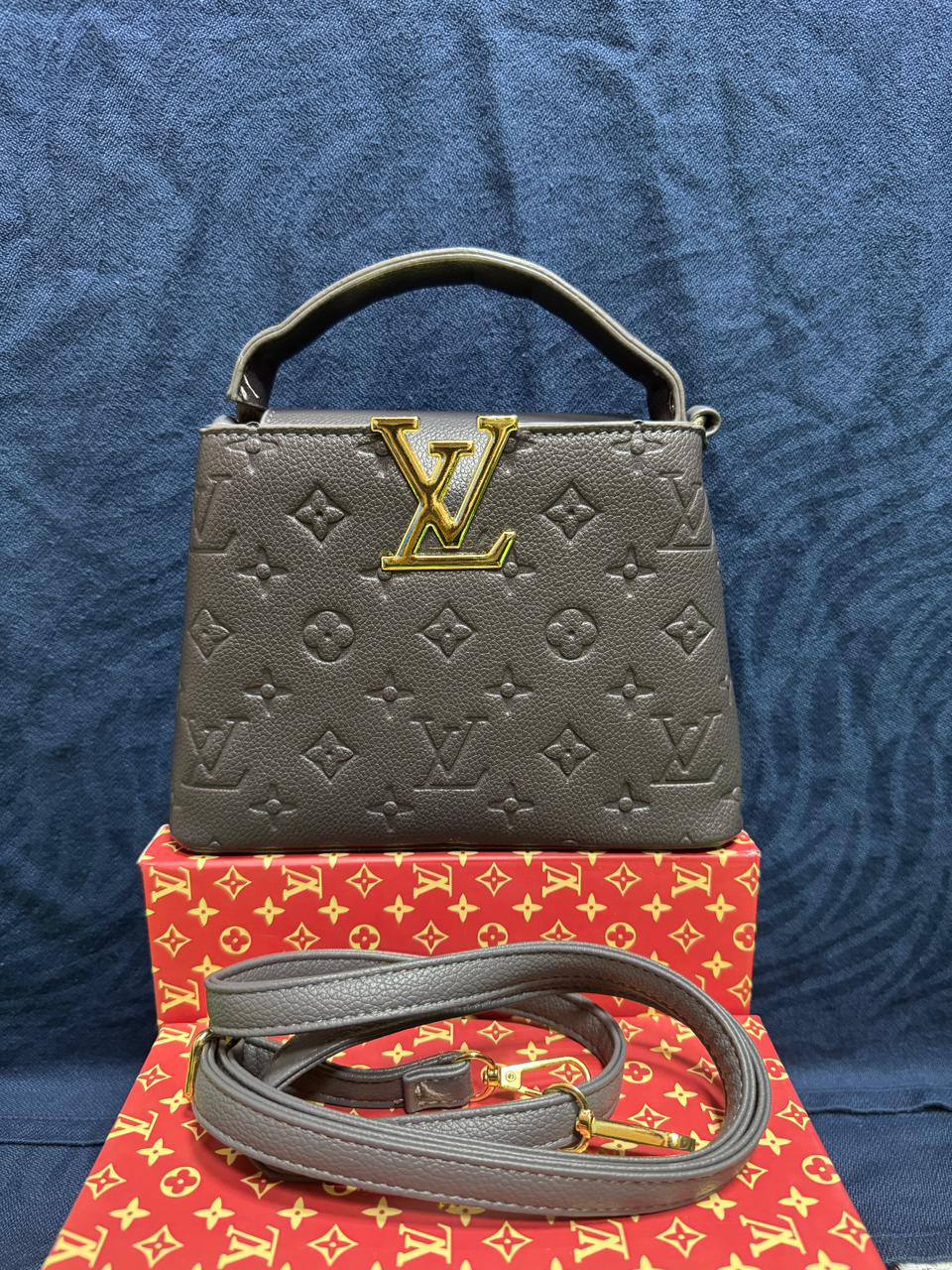 LV

65 dhs🪙💕

With Box
🎁🎁🎁

Zain50
♥️♥️♥️