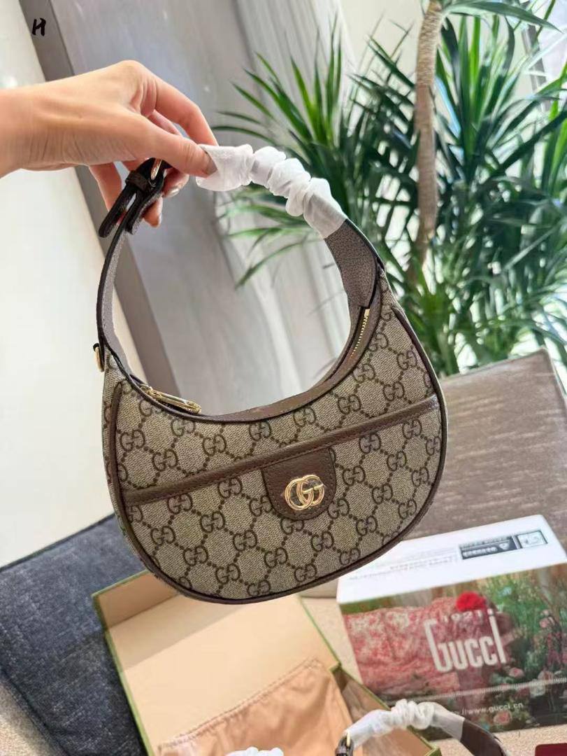 Gucci
95 dhs🇦🇪🇦🇪
with box

Zain26
♥️♥️♥️