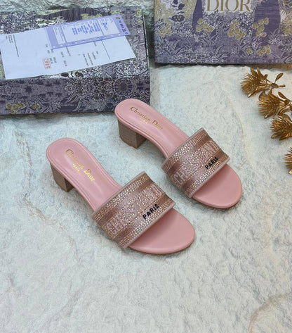 New. Dior heel 

   Size  .  36.  to 41

85 dhs✅

Zain80
♥️♥️♥️