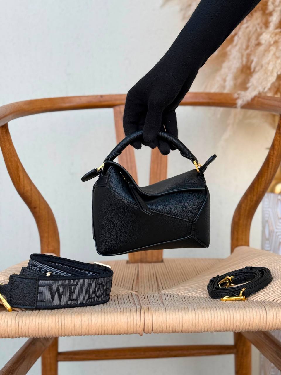 LOEWE
18cm
320 dhs🇦🇪🇦🇪
Top quality 
With box🎁

Zain167
♥️♥️♥️