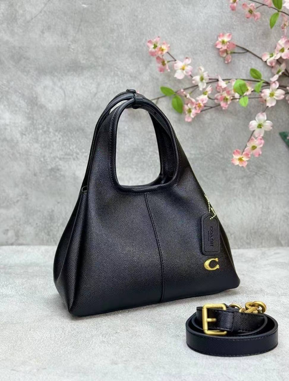 Coach

105 dhs✅

with box🎁🎁🎁

size 27×10×19cm

Zain42
♥️♥️♥️