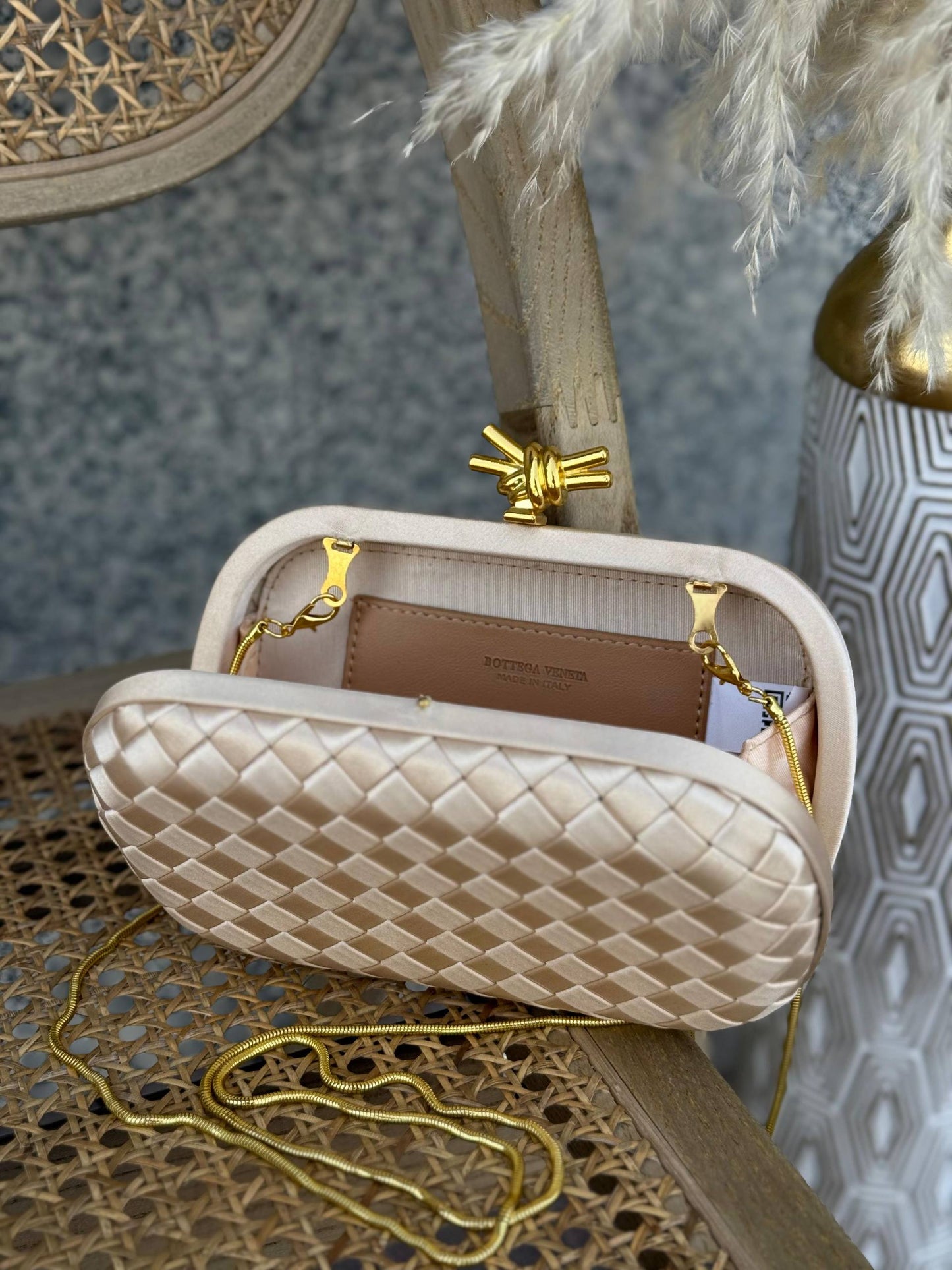 BOTTEGA VENETA
20cm
380 dhs🗽
Top quality 
With box🎁

Zain167
♥️♥️♥️