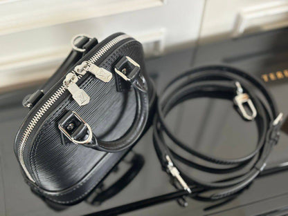 LV
 NEW CAME MINI SIZE 
WITH BOX 
🎁🎁🎁

90 dhs👑
SIZE : 18cm

Zain39
♥️♥️♥️