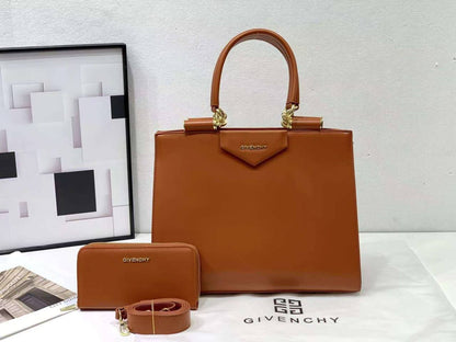 GIVENCHY Antigona Handbag
With Zipper Long Wallet
And Long Belt Strap
Gold Hardware
Size : 35 cm

120 dhs💓

Zain239
♥️♥️♥️