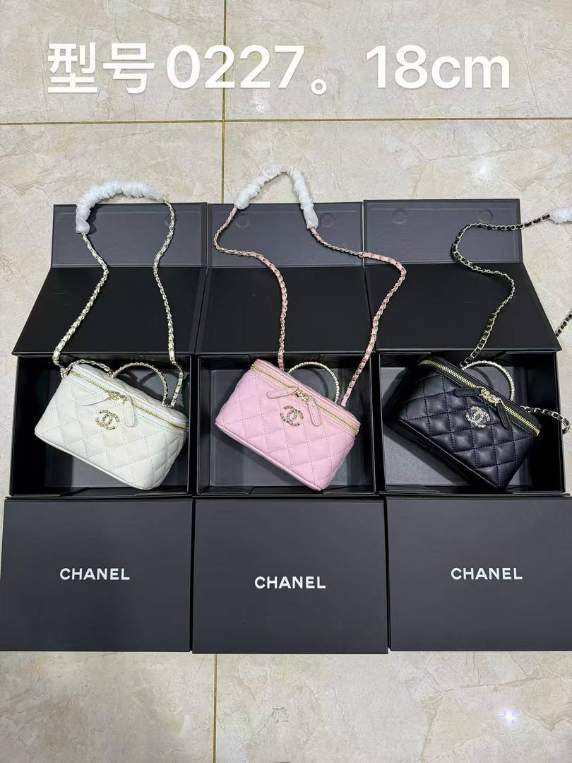 Chanel

110 dhs❣️

High-quality product 
with box
🎁🎁🎁

Zain35
♥️♥️♥️