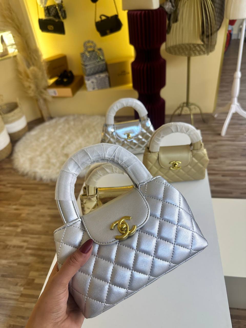 Chanel

100 dhs
With box

Zain44
♥️♥️♥️
Zc