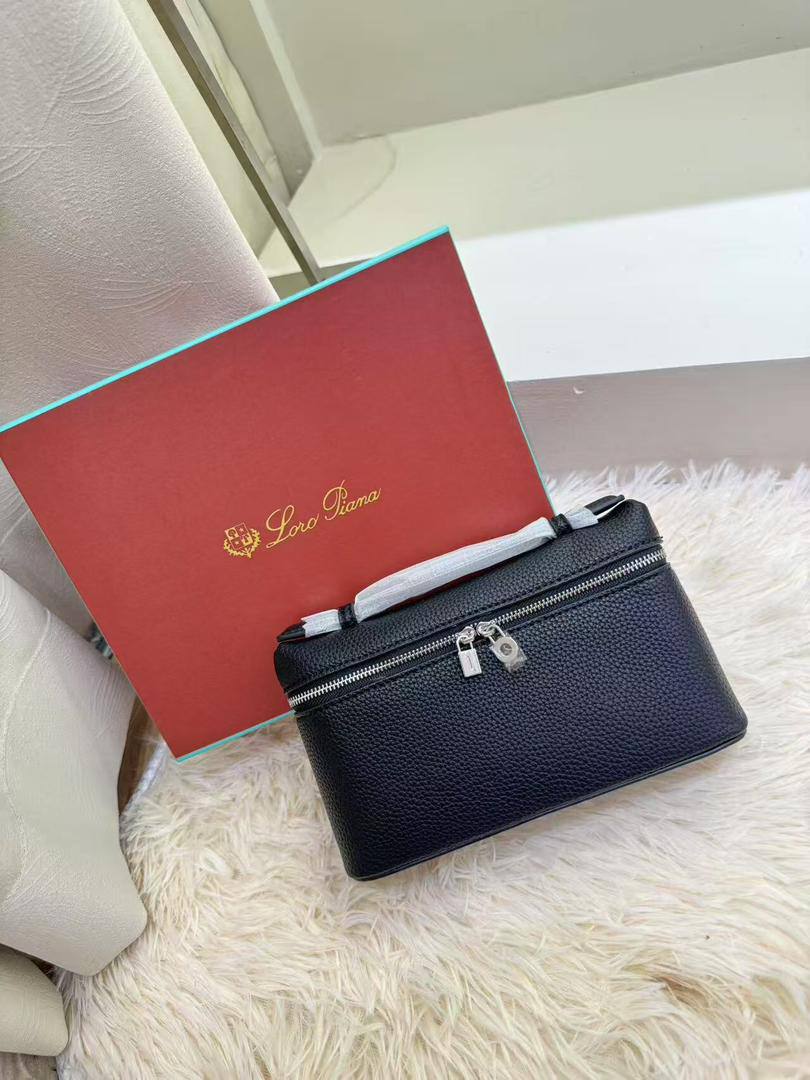 Loro Piana
80 dhs✅

with box
🎁🎁🎁

size 19×7×12cm

Zain42
♥️♥️♥️
