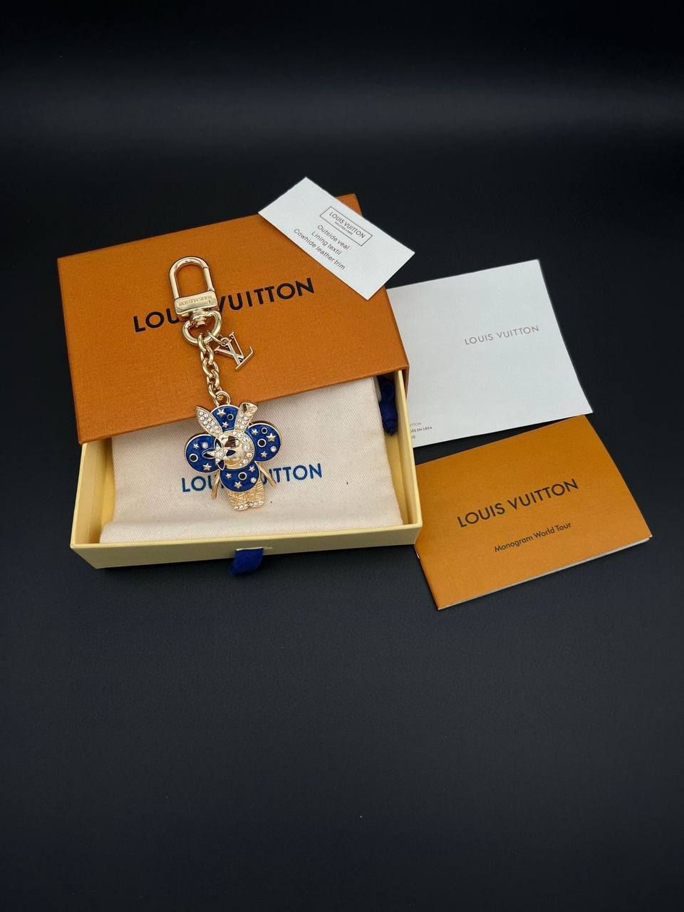 LV
Key Chain ❤️‍🔥
Master quality 💯
With normal boxes 🗃️ 
50 dhs💓
With master box 📦 
60 dhs💓

Zain216
♥️♥️♥️