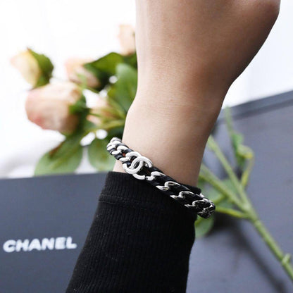 Chanel Bangle* 🪅
Master quality 

55 dhs❣️
normal box 📦

Zain48
♥️♥️♥️