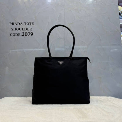 Prada ᴛᴏᴛᴇ ʙᴀɢ
Nʏʟᴏɴ ᴍᴀʀᴛᴇʀɪᴀʟ
120 dhs💓

Zain56
♥️♥️♥️