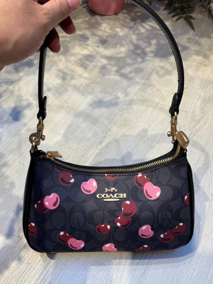 COACH Terry 25

25cm

95 dhs🪙🌨️ 

with box
🎁🎁🎁

Zain44
♥️♥️♥️