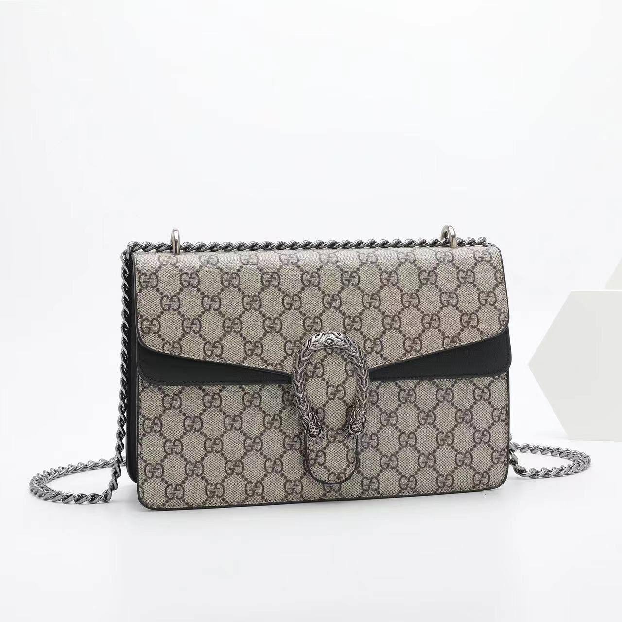 Gucci 
Good quality 
Size 25cm
100 dhs💛
With box 📦

Zain70
♥️♥️♥️