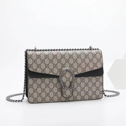 Gucci 
Good quality 
Size 25cm
100 dhs💛
With box 📦

Zain70
♥️♥️♥️