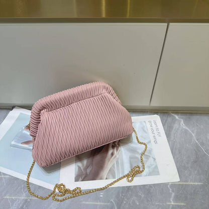 Ladies clutch bag 
90 dhs💓
size 26 cm

Zain161
♥️♥️♥️