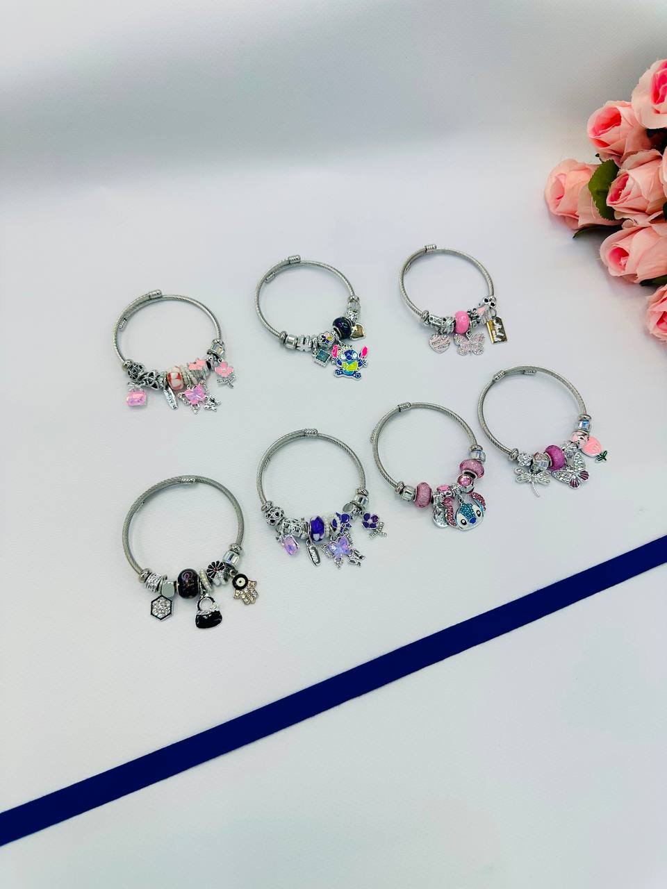PANDORA ❤️‍🔥*
Bracelet 🐦‍🔥
Stainless steel 💯
good quality 💯
With black boxes 🗃️ 
20 dhs💓

Zain216
♥️♥️♥️