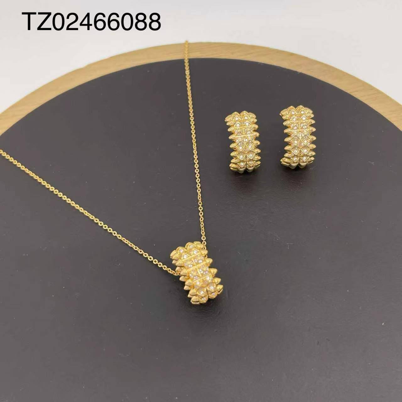 SET
Necklace 🔥
Earring 🐦‍🔥
good quality 💯
With brand boxes 🗃️ 
Paper bag 🛍️
40 dhs✅

Zain216
♥️♥️♥️