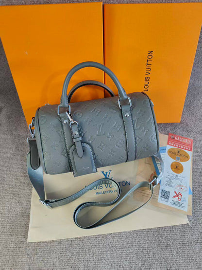 Coach - Goyard - LV

Men's bag
105 dhs🪙🌨️

with box
🎁🎁🎁

size 26×14×15cm

Zain213
♥️♥️♥️