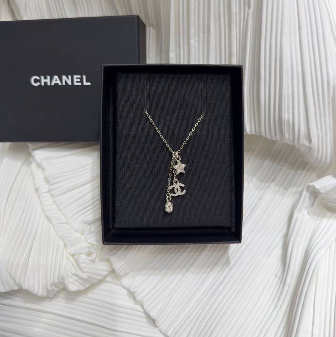 CHANEL ❤️‍🔥*
Necklace 💥
Master quality 💯
With normal boxes 🗃️ 
50 dhs✅
With master box 📦 
80 dhs✅

Zain216
♥️♥️♥️