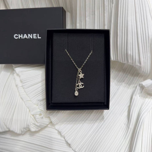 CHANEL ❤️‍🔥*
Necklace 💥
Master quality 💯
With normal boxes 🗃️ 
50 dhs✅
With master box 📦 
80 dhs✅

Zain216
♥️♥️♥️
