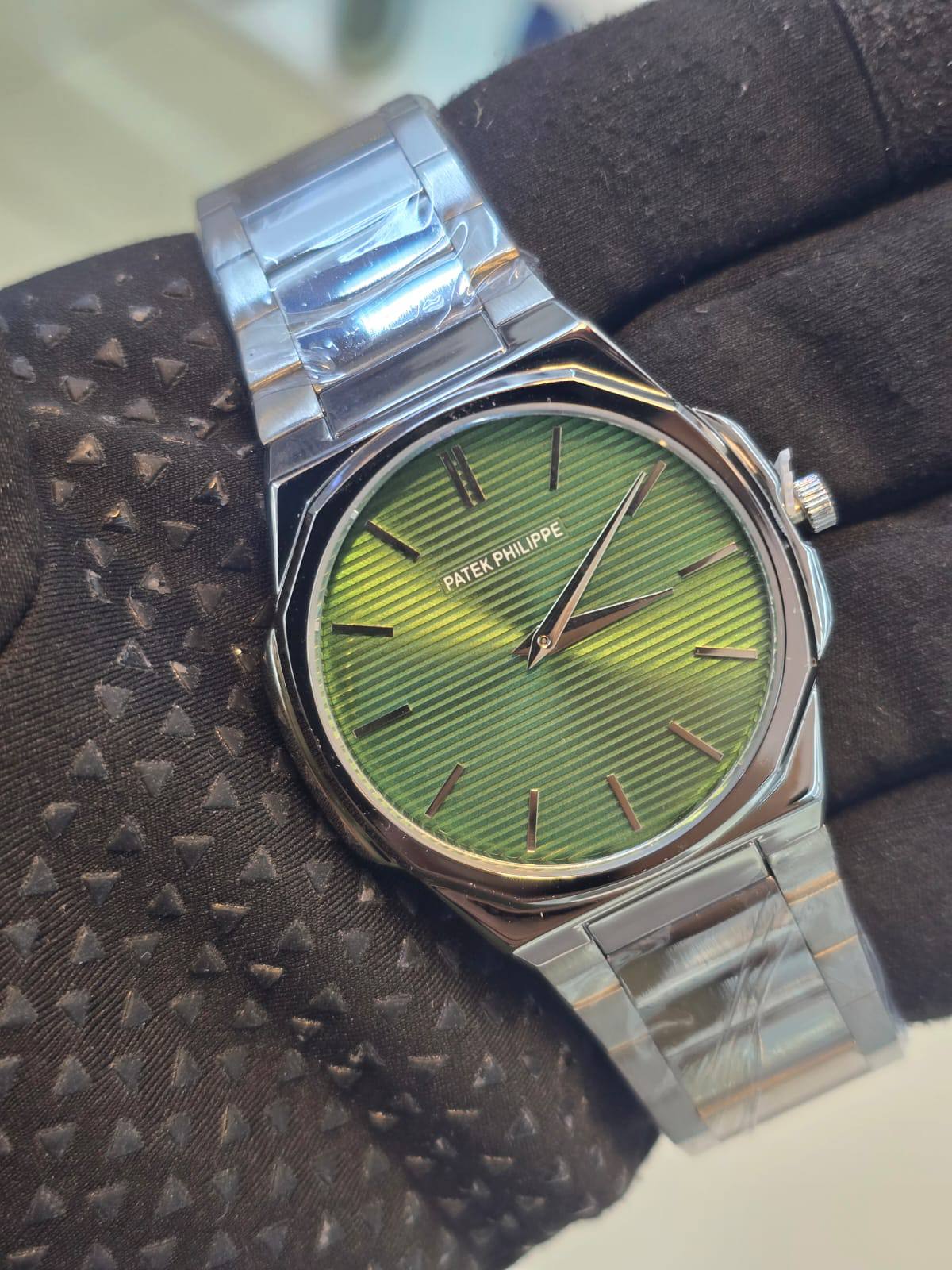 PATEK PHILIPPE SLIM MEN GOOD QUALITY

 WEIGHT LESS CHAIN  BATTERY

90 dhs🇦🇪🇦🇪

Zain29
♥️♥️♥️