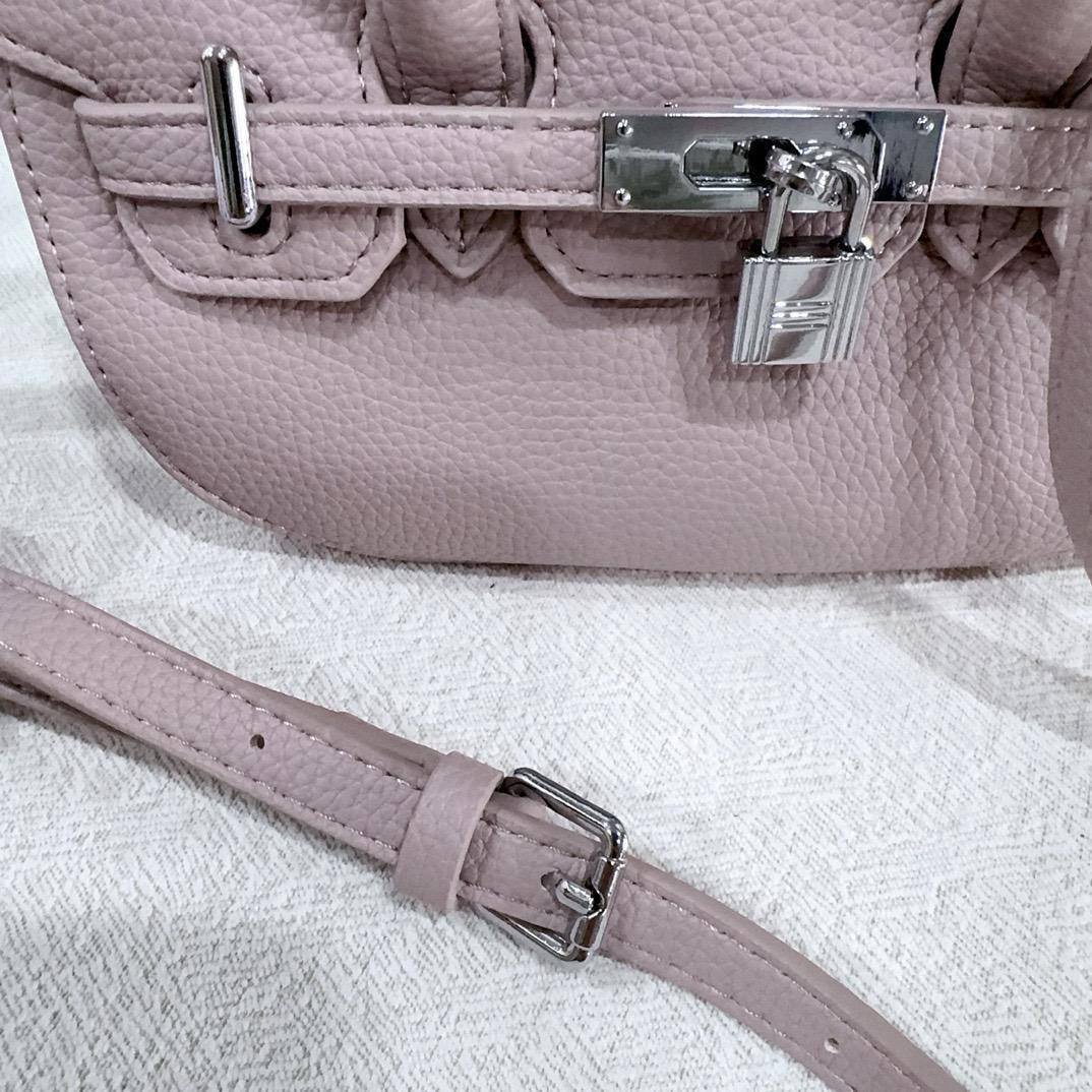 Hermes

22*12*7cm
70 dhs🇦🇪🇦🇪

Zain17
♥️♥️♥️