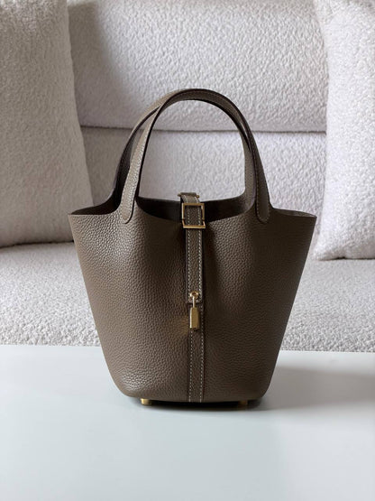 Hermes
picotin 18cm💥Master quality ✅

with box📦

340 dhs✅

Zain52
♥️♥️♥️