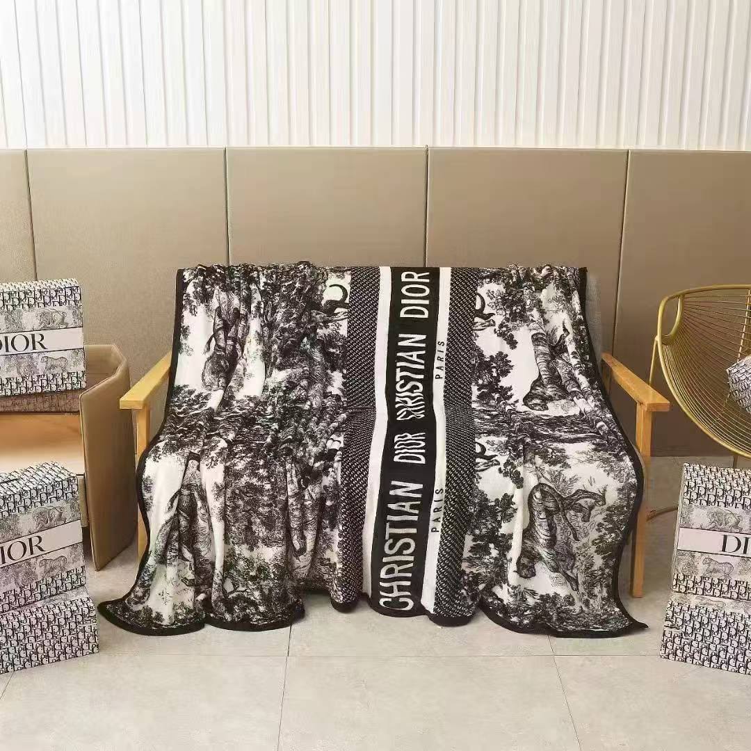 Blanket 

200*230 cm
Double size 

55 dhs💓

with box
🎁🎁🎁

Zain17
♥️♥️♥️