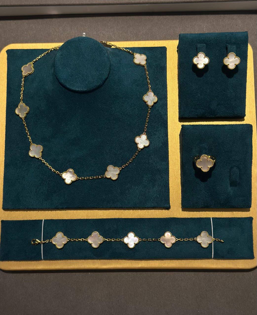 VCA SET 
10 flower necklaces 😍
5 flower bracelet❤️
One flower earring✨
One flower ring 💍 available size👇
6,7,8,9
With normal boxes 🗃️ 
280 dhs✅

With master box 📦 
350 dhs✅

Zain216
♥️♥️♥️